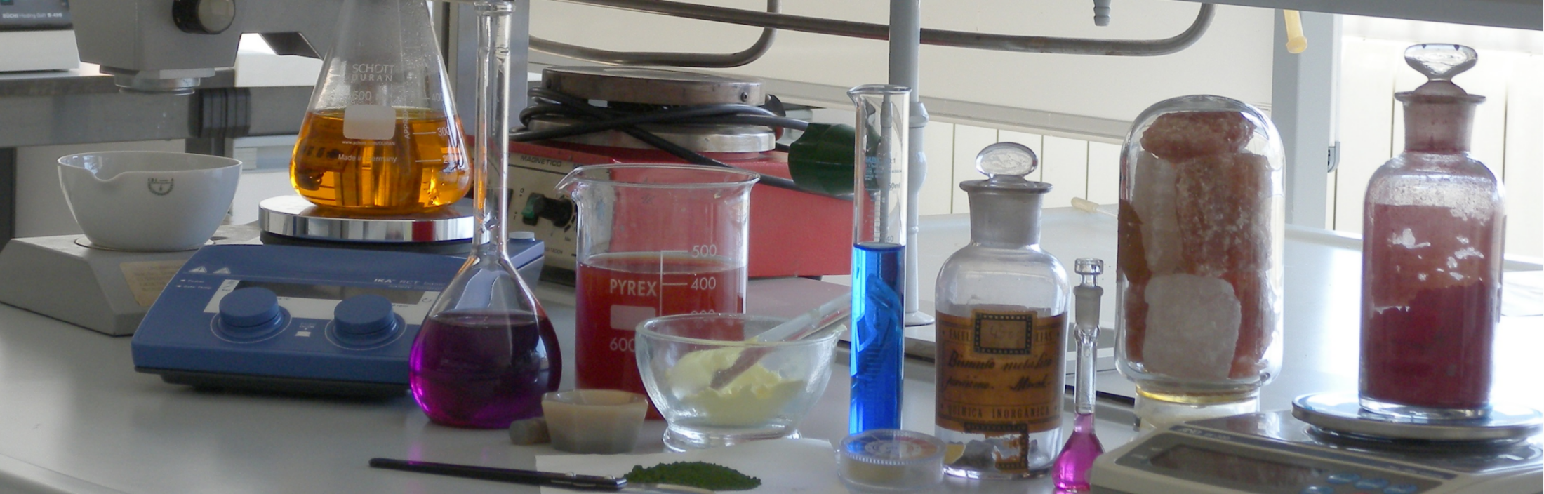 Instrumentos de laboratorio sobre una mesa