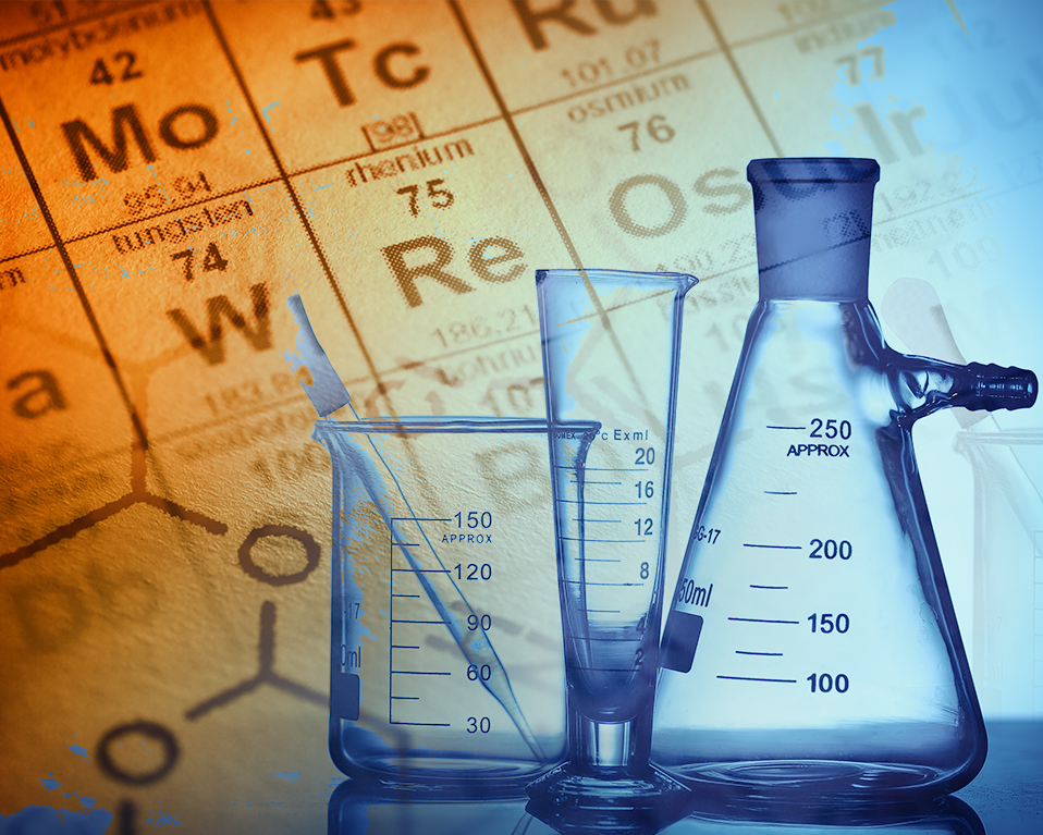 Composición de elementos de laboratorio químico como probetas sobre un fondo con la tabla periódica de elementos químicos